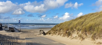 Sunny renovated vacation home directly on the dunes near the sea