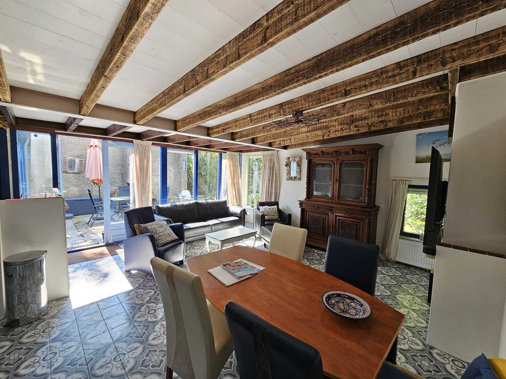 Fernseher, DVD-Player, Bücher, Videothek