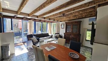 Tv, dvd-afspiller, bøger, videobibliotek