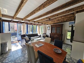 Fernseher, DVD-Player, Bücher, Videothek