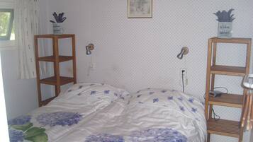 2 bedrooms, iron/ironing board, WiFi, bed sheets