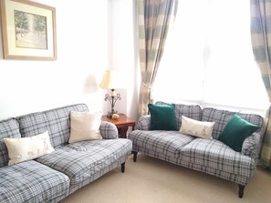 TV, books, stereo - Beautiful 3 bedroom apartment in London (Tooting)