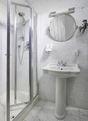 Ducha, bañera de hidromasaje, secador de pelo, toallas