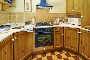 Fridge, microwave, oven, stovetop - Galway Period Carriagehouse n Private Country Estate (Caherlistrsne)