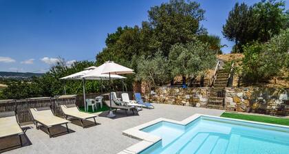Villa with private pool, air conditioning near wineries at 3km from village