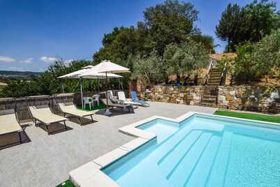 Villa with private pool, air conditioning near wineries at 3km from village