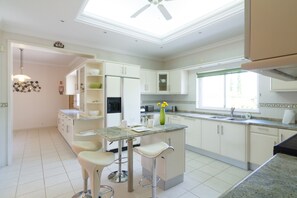 Fridge, microwave, oven, stovetop - Vilamoura, Vila Sol Luxury Vila With outstanding PrivatePool,garden and BBQ (Quarteira)