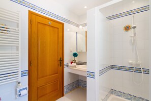 Duschwanne, Bidet, Handtücher