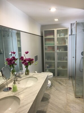 Hair dryer, towels, soap, shampoo - HOUSE IN HONDA BEACH, PRIVATE POOL, TERRACE, WIFI, 400M FROM THE BEACH (Playa Honda)