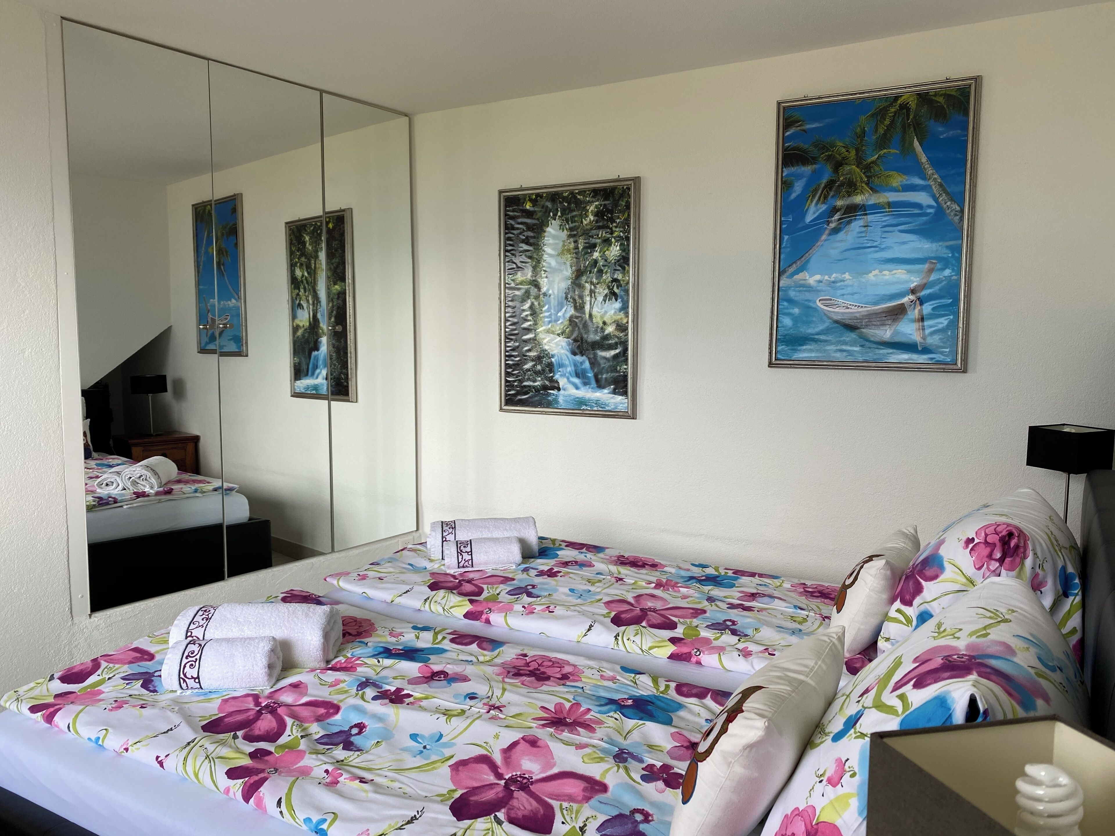 2 habitaciones, tabla de planchar con plancha y cuna de viaje 