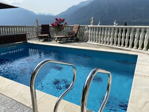 Outdoor pool, a heated pool - Dream holiday house with a fantastic view of Lake Maggiore and the swimming pool (Gordola)