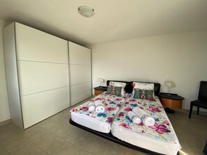 2 bedrooms, iron/ironing board, travel cot, free WiFi