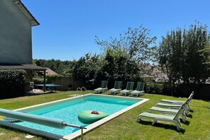 Outdoor pool, a heated pool - Spacious country house with private pool and enclosed garden (Jumilhac-Le-Grand)