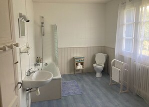 Combined shower/bathtub, hair dryer, towels, soap - Spacious country house with private pool and enclosed garden (Jumilhac-Le-Grand)