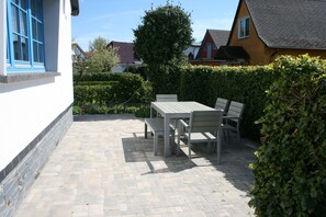 Outdoor dining - Cozy, comfortable apartment at the water, suitable for 6 people (Wiek)