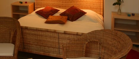 1 habitación, tabla de planchar con plancha y cuna de viaje