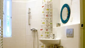 Ducha, secador de pelo, toallas, jabón