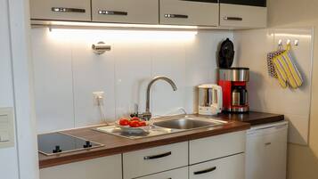 Kühlschrank, Ofen, Wasserkocher mit Kaffee-/Teezubehör