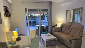 Smart TV, DVD player, music library, stereo - Super nice apartment with sea view and super large terrace too  (Costa Adeje)
