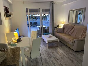 Smart-tv, dvd-afspiller, musikbibliotek, stereoanlæg