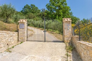 Property grounds - Detached villa with private pool and great panoramic views!! (Montecchio)