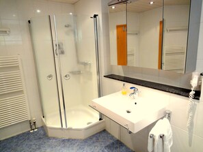 Shower, hair dryer, towels, toilet paper - Quiet holiday home, high quality, lovingly furnished (Dresden)