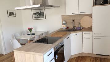 Fridge, oven, stovetop, dishwasher