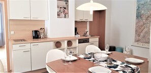 Réfrigérateur, micro-ondes, plaque de cuisson, lave-vaisselle