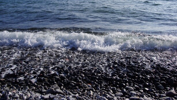 A rocky beach with waves crashing onto the shore. - Spacious apartment for up to 5 people centrally on the island of Rügen (Bergen auf Rügen OT Ramitz)