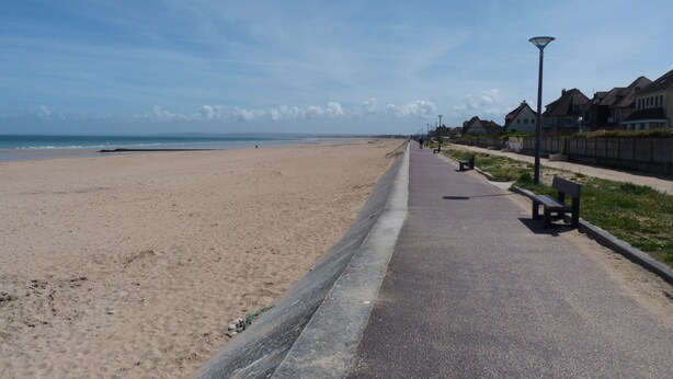 A coastal walkway with benches, a lamp post, and houses along the path. - 80 m² 100 m from the beach (Hermanville-Sur-Mer)