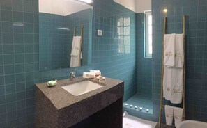 Duschwanne, kostenlose Toilettenartikel, Haartrockner, Bidet