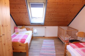 3 bedrooms, free WiFi, bed sheets - panoramic mountain view, rural area, grand playground, garden house with BBQ (Bayern)