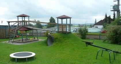 Panorama Bergblick, ländliche Gegend, großer Spielplatz, Gartenhaus mit Grill