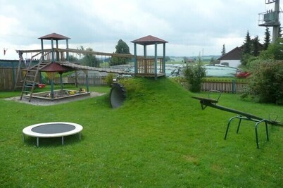 Vistas panorámicas de montaña, campo, amplia zona de juegos, casa jardín con barbacoa