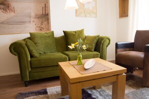 Smart-TV, DVD-Player, Tischtennisplatte, Bücher