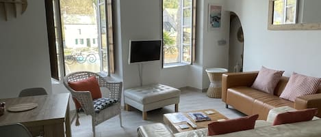 Smart TV, DVD player, video library, stereo