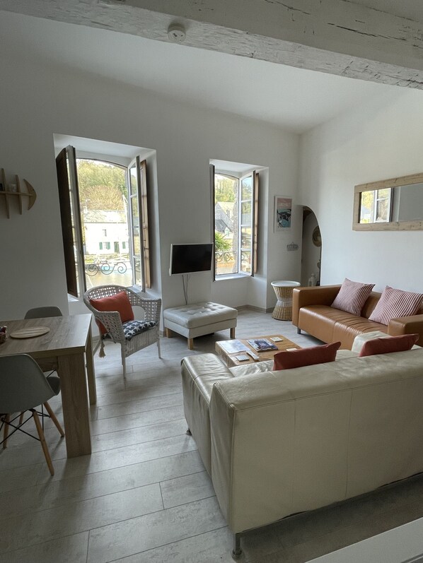 Téléviseur connecté, lecteur de DVD, sélection de films, chaîne audio