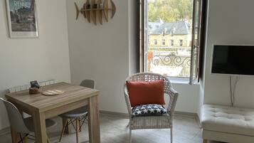 Smart TV, DVD player, video library, stereo