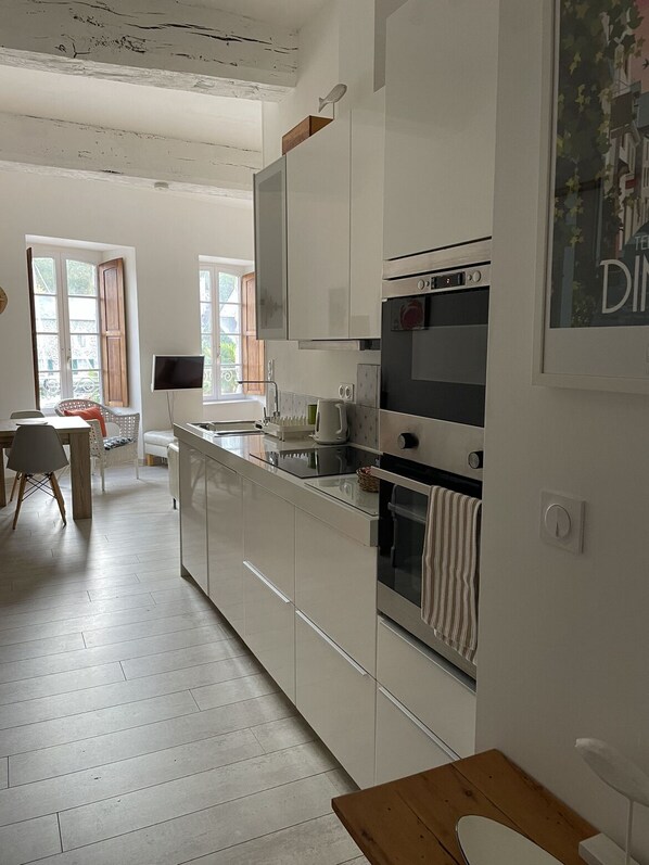Réfrigérateur, four à micro-ondes, un four, surface de cuisson