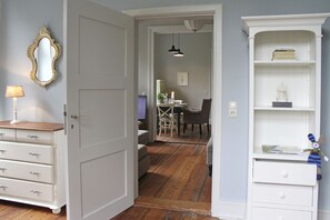 Smart TV, DVD player, books, stereo