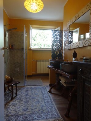 Baignoire, sèche-cheveux, bidet, serviettes fournies