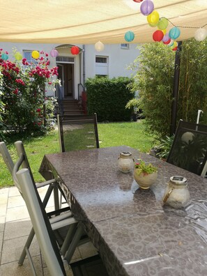 Outdoor dining - Spacious, close to the center and family friendly apartment in Dresden! (Dresden)