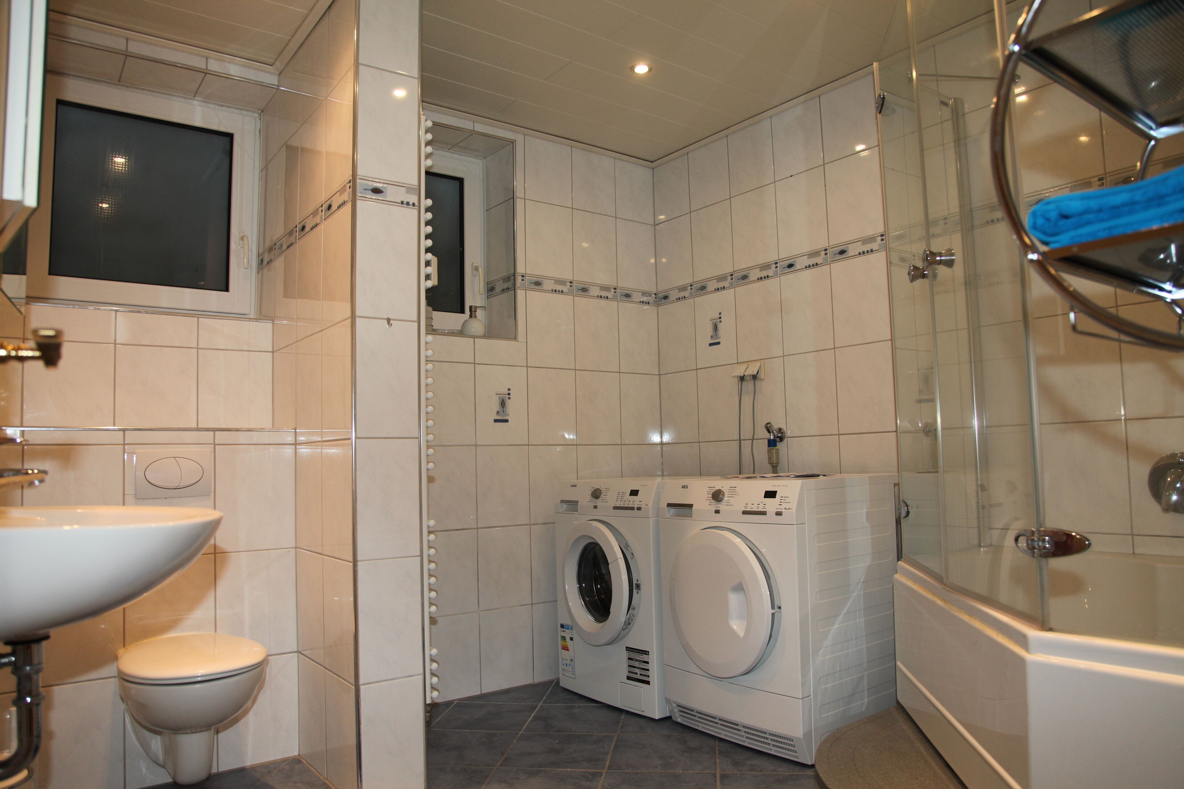 Badewanne, Haartrockner, Handtücher, Seife