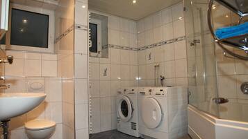 Badewanne, Haartrockner, Handtücher, Seife