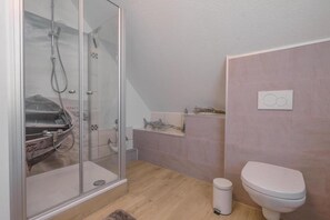 Dusche, Handtücher, Seife, Toilettenpapier