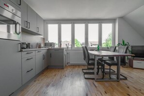 Køleskab, mikrobølgeovn, ovn, kogeplade