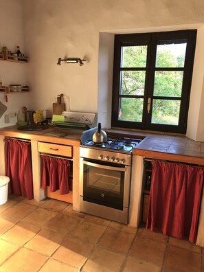 Frigorífico, horno, placa de cocina y cafetera o tetera