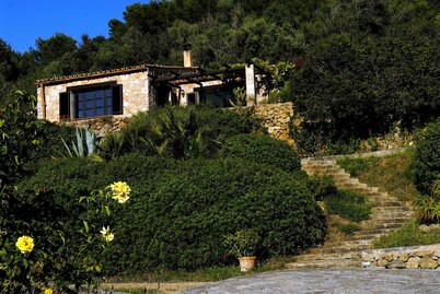 Finca with large grounds and sunny location near Arta