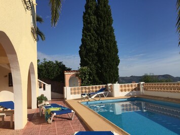Pool, Loggia und Dusche (von Südost)