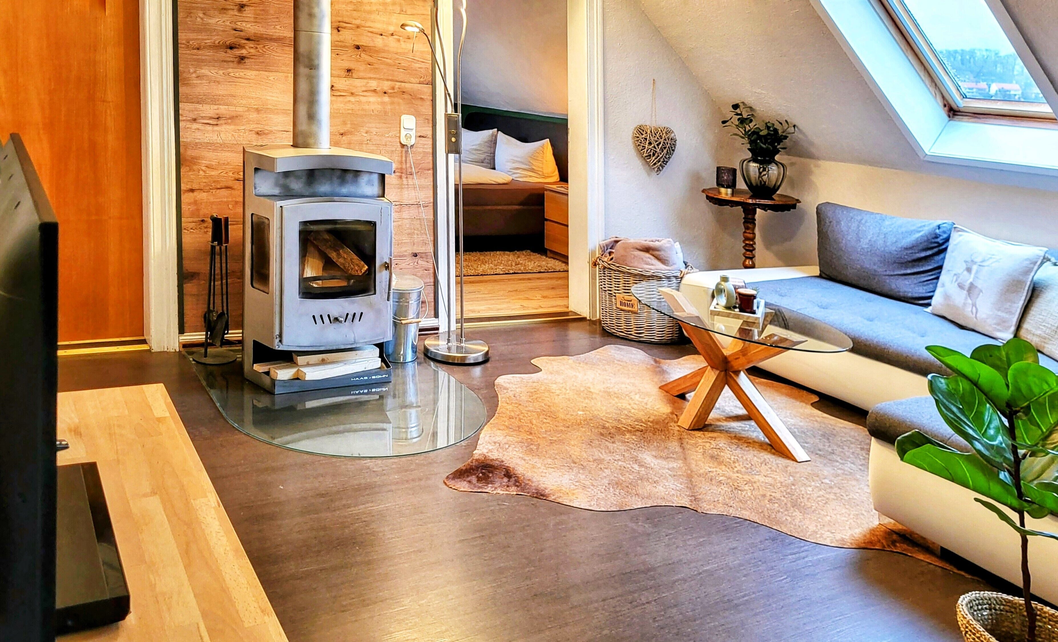 Smart-TV, Kamin, DVD-Player, Bücher